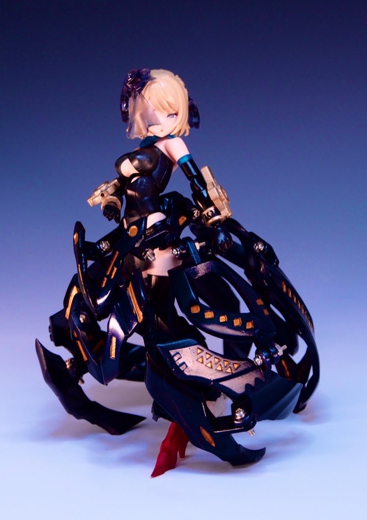 EFREET制作の黒と金を基調としたカスタム作品
