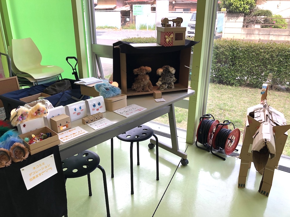 ネコミミや手作り玩具を並べた展示の様子