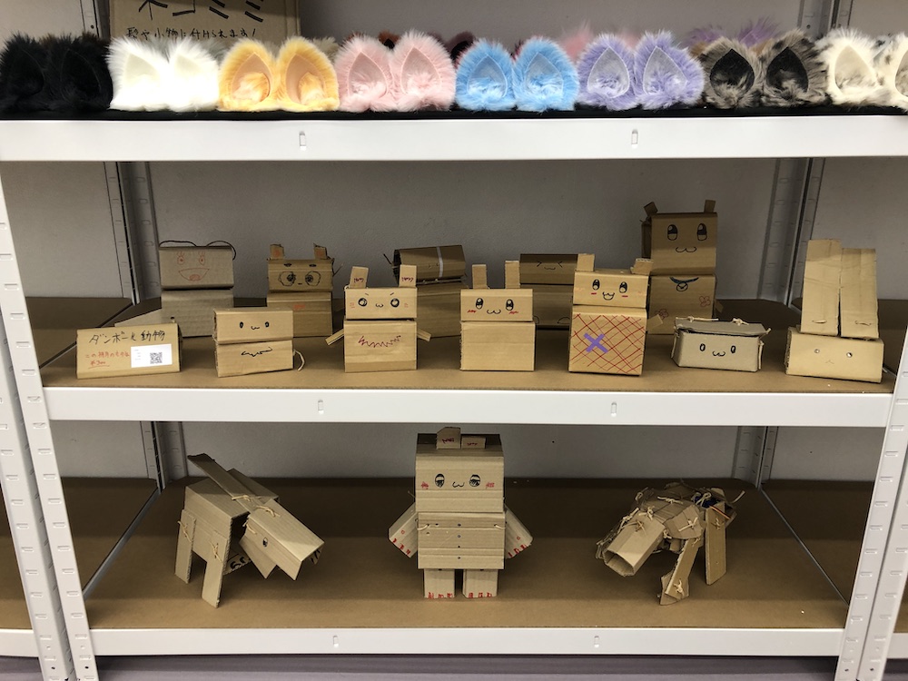 棚に並んだネコミミと段ボール玩具の委託販売の様子