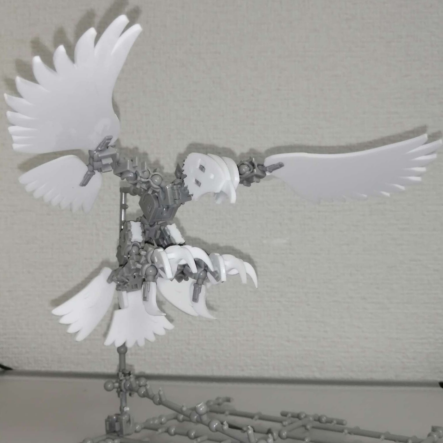 翼を大きく広げた鳥型の作品