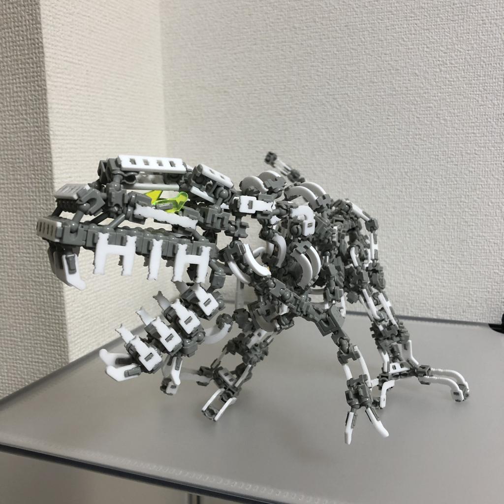 細かなパーツを組み合わせた大型の恐竜型作品